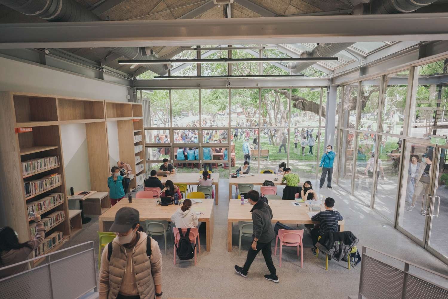 新竹青少年館裝潢成紅磚玻璃屋。 圖：新竹市文化局／提供
