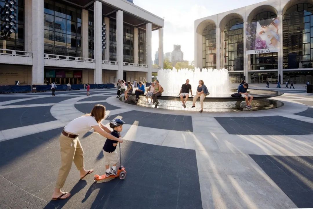 人工草皮創造公共空間，曼哈頓林肯表演藝術中心戶外廣場The Green／DS+R