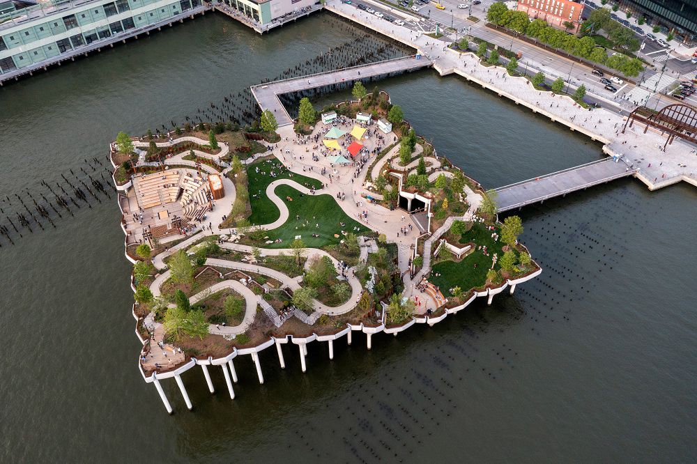 紐約漂浮公園Little Island！海澤維克操刀132座鬱金香柱支撐的綠意水上小島
