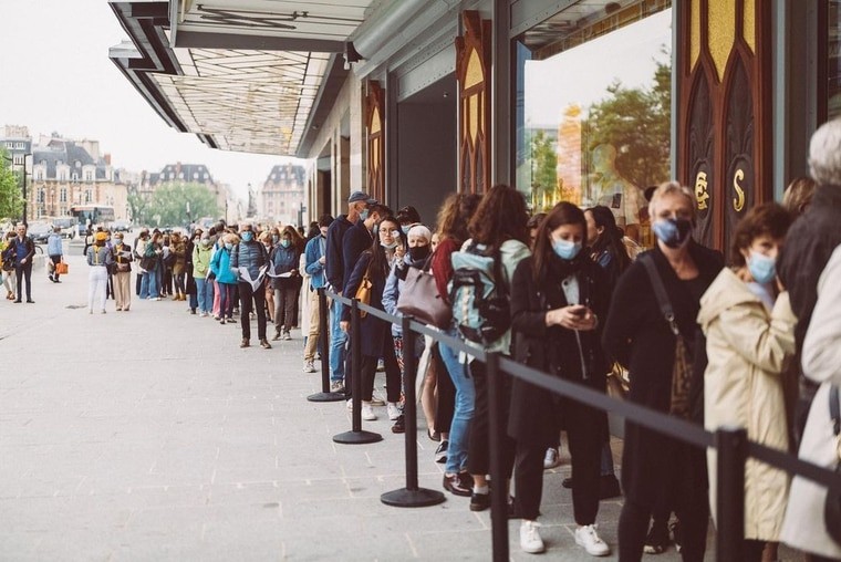 莎瑪麗丹百貨對外開放首日，巴黎市民在門前排起長隊，想爭相一睹這座新地標的廬山真面目