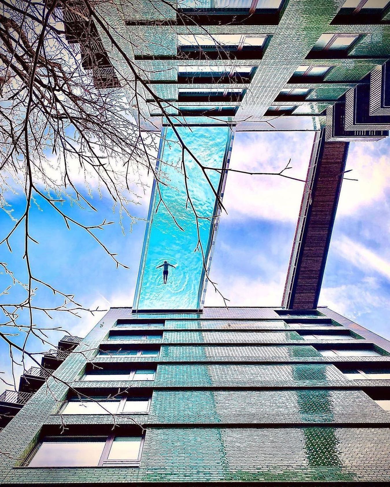 全球首座透明空中泳池！倫敦豪宅10層樓高飄浮泳池感受360度視角美景
