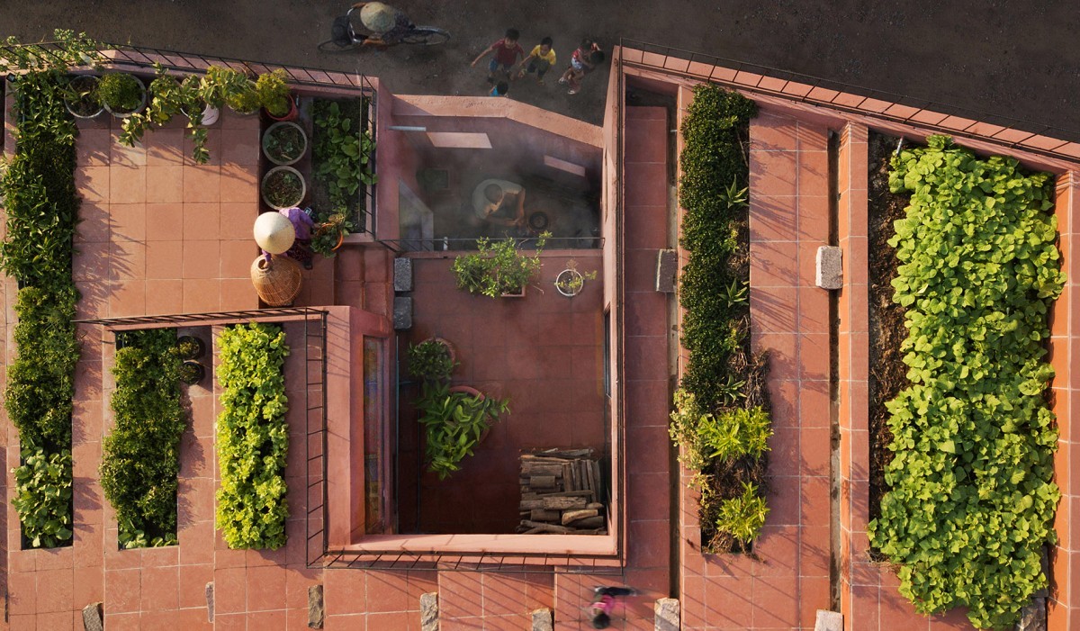 屋頂變身梯田菜園！越南「紅色家屋」結合農村綠意、居住功能的設計住宅
