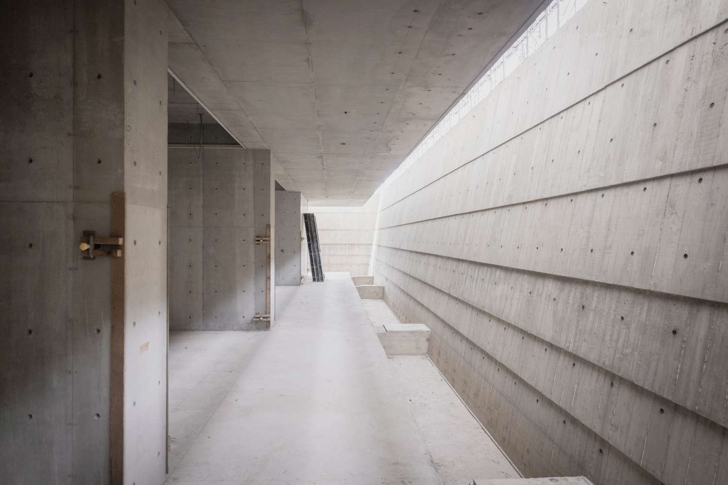 室內效果圖，以清水模打造的新竹市大坪頂納骨塔／林友寒建築師