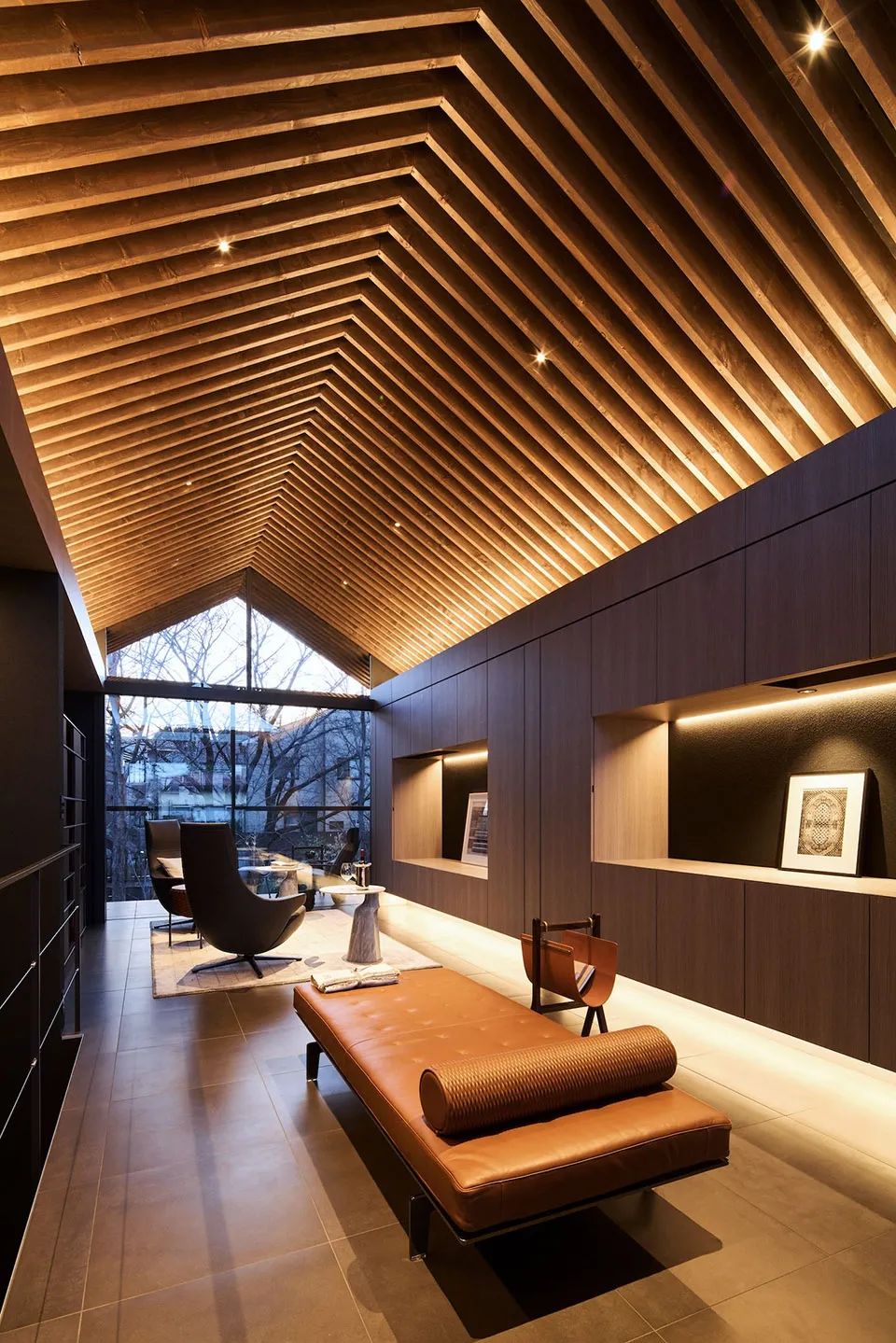 間接照明與山牆天花板外露的椽子結合，東京GRACE私人住宅／APOLLO一級建築士事務所