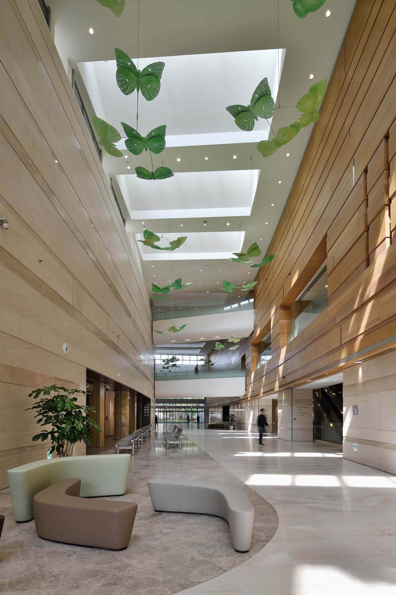 主要聯繫動線，弧形的三層樓挑高空間設計 台灣大學癌醫中心醫院／潘冀聯合建築師事務所