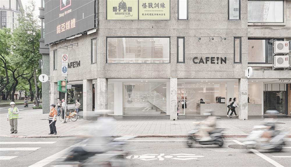 站在路口遠遠看，CAFE!N台北民權店的標誌性巨大驚嘆號，相當吸引目光。 CAFE!N「台北民權店」2021年7月全新登場