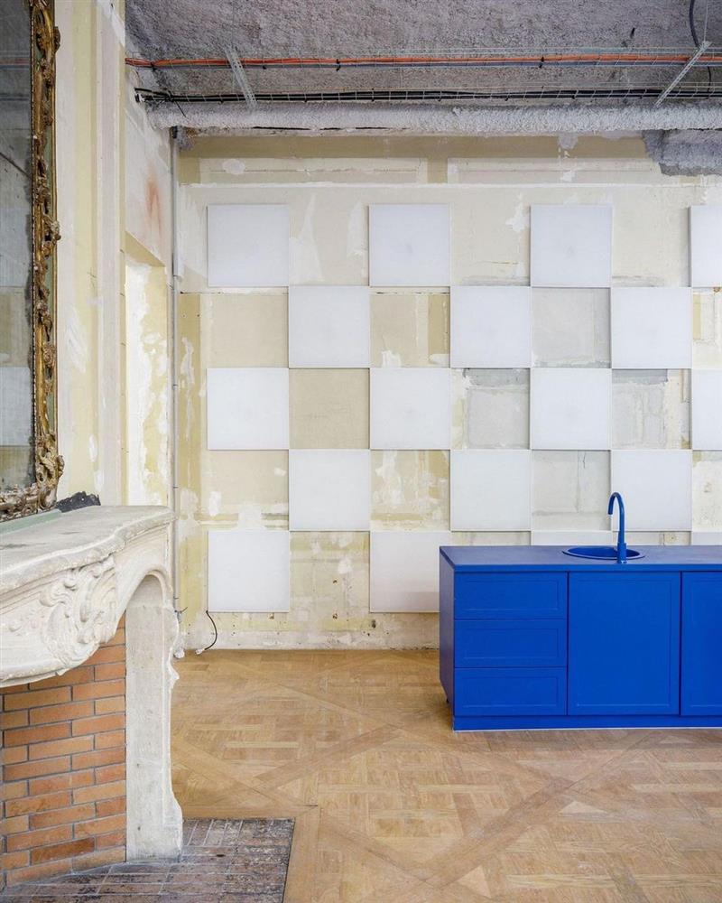 現代感鈷藍色家具與古老宅邸碰撞出新舊並存的風貌，改造巴黎四百年老宅，Crosby Café藝術空間／川久保玲 Dover Street Market X Crosby Studios