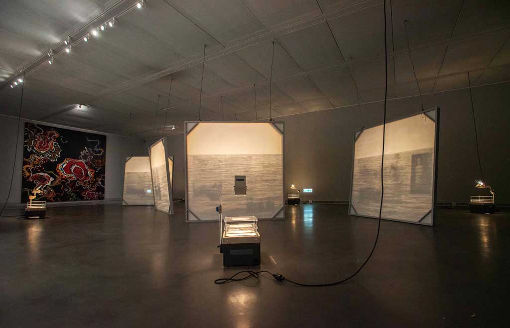 《泛．南．島藝術祭》展覽現場，圖為張致中作品〈海不平面〉(中)與雷恩作品〈Emadi-4〉(左)。（圖片提供／高雄市立美術館）