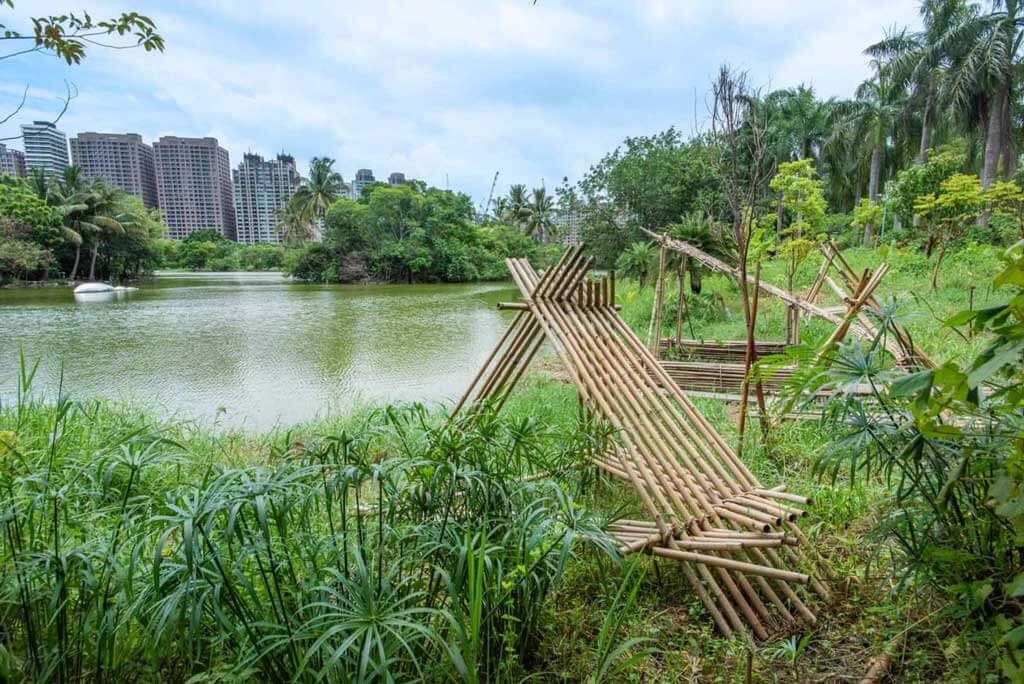 《泛．南．島藝術祭》展覽場域擴延至戶外園區，透過重新規劃的文化植栽與竹編作品呈現自然生態的有機地景。（圖片提供／高雄市立美術館）