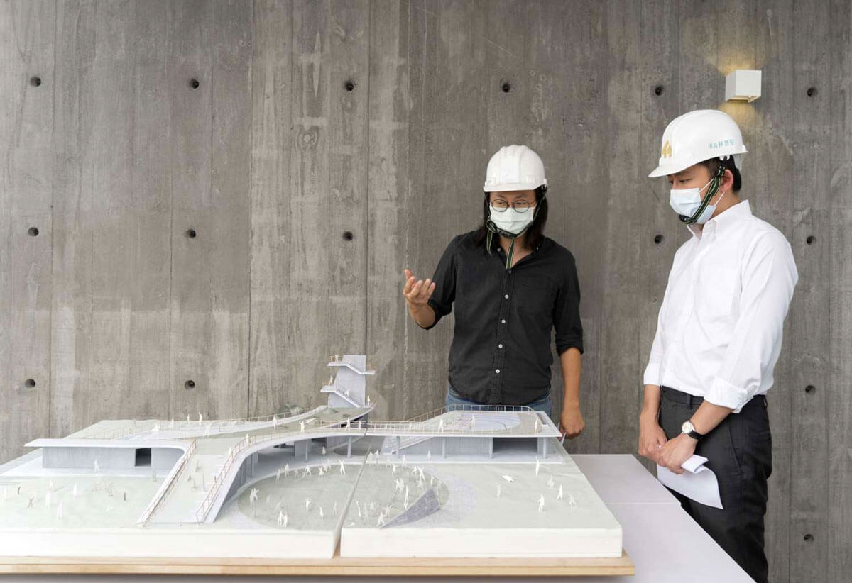 林柏陽建築師向新竹市長林智堅說明那魯灣文化聚落工程 建築模型 architecture model