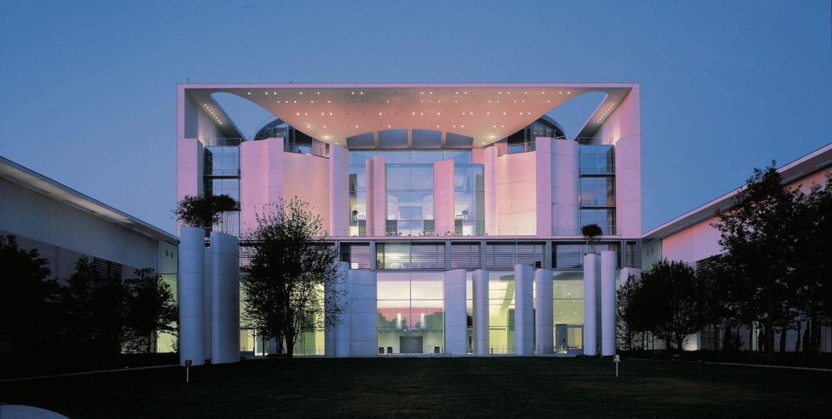 柏林聯邦總理府競圖（Bundeskanzleramt Berlin Competition, 1996）；竣工（2000 年）  照片來源：Schultes Frank Architekten