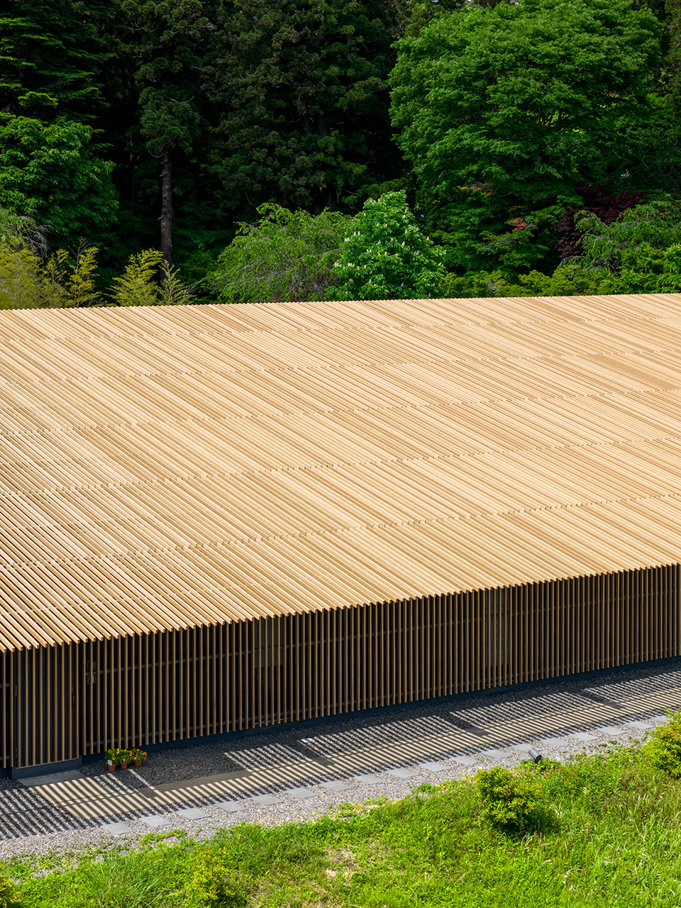 ▼新百葉屋頂鳥瞰，aerial view of the new louvers roof © Masaki Hamada (kkpo)