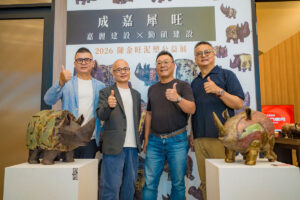 勤碩建設總經理蔡博宇(左一)、陶藝家陳金旺(左二)、嘉麗建設總經理鄭偉毓(右二)與策展人紀信成董事長(右一)於展場《犀旺》系列泥塑作品前比讚合影,攜手力挺在地藝術與公益善行 勤碩建設總經理蔡博宇(左一)、陶藝家陳金旺(左二)、嘉麗建設總經理鄭偉毓(右二)與策展人紀信成董事長(右一)於展場《犀旺》系列泥塑作品前比讚合影,攜手力挺在地藝術與公益善行
