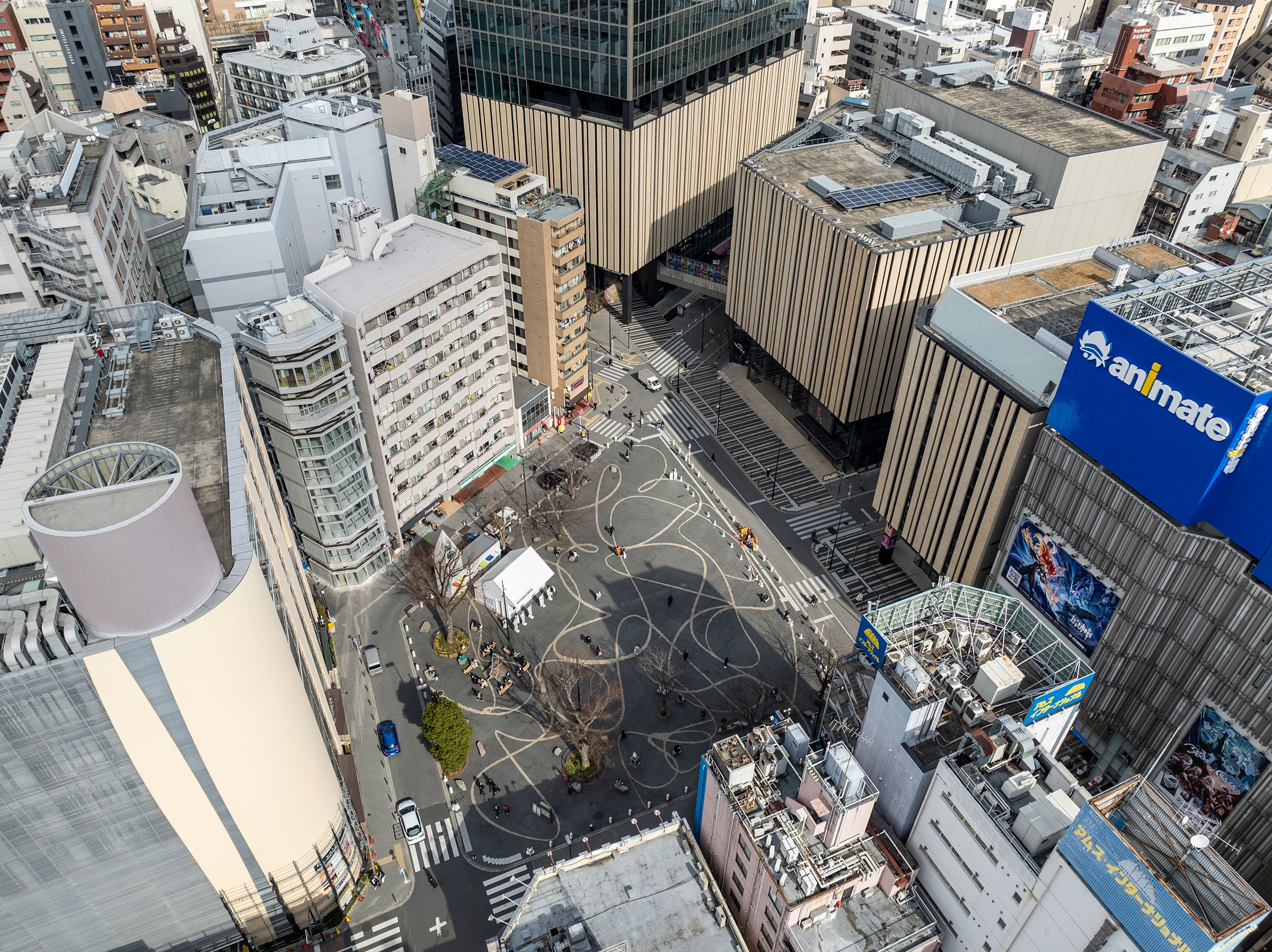 坐落於日本東京都豐島區的複合式大樓「中池袋公園 高窗光庭」,鳥瞰視角,自東南方俯瞰建物全貌。 ©Tororo Studio 中村 Mayu