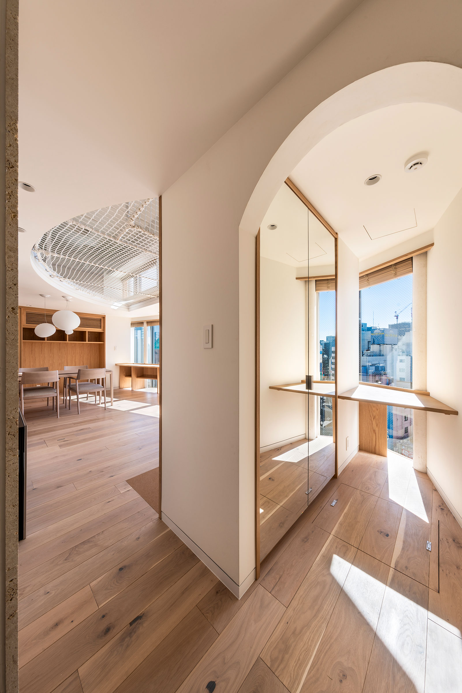 8樓住宅區域,左側為客廳,右側為獨立更衣室 ©Tororo Studio 中村 Mayu