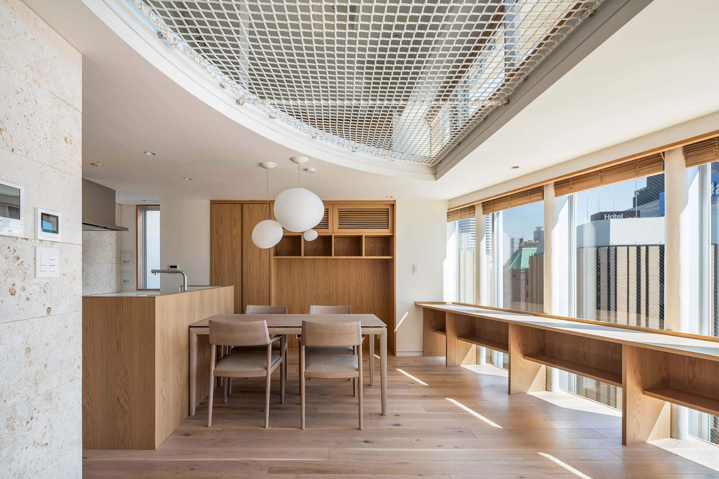 8樓住宅區域,自客廳望向餐廳 ©Tororo Studio 中村 Mayu