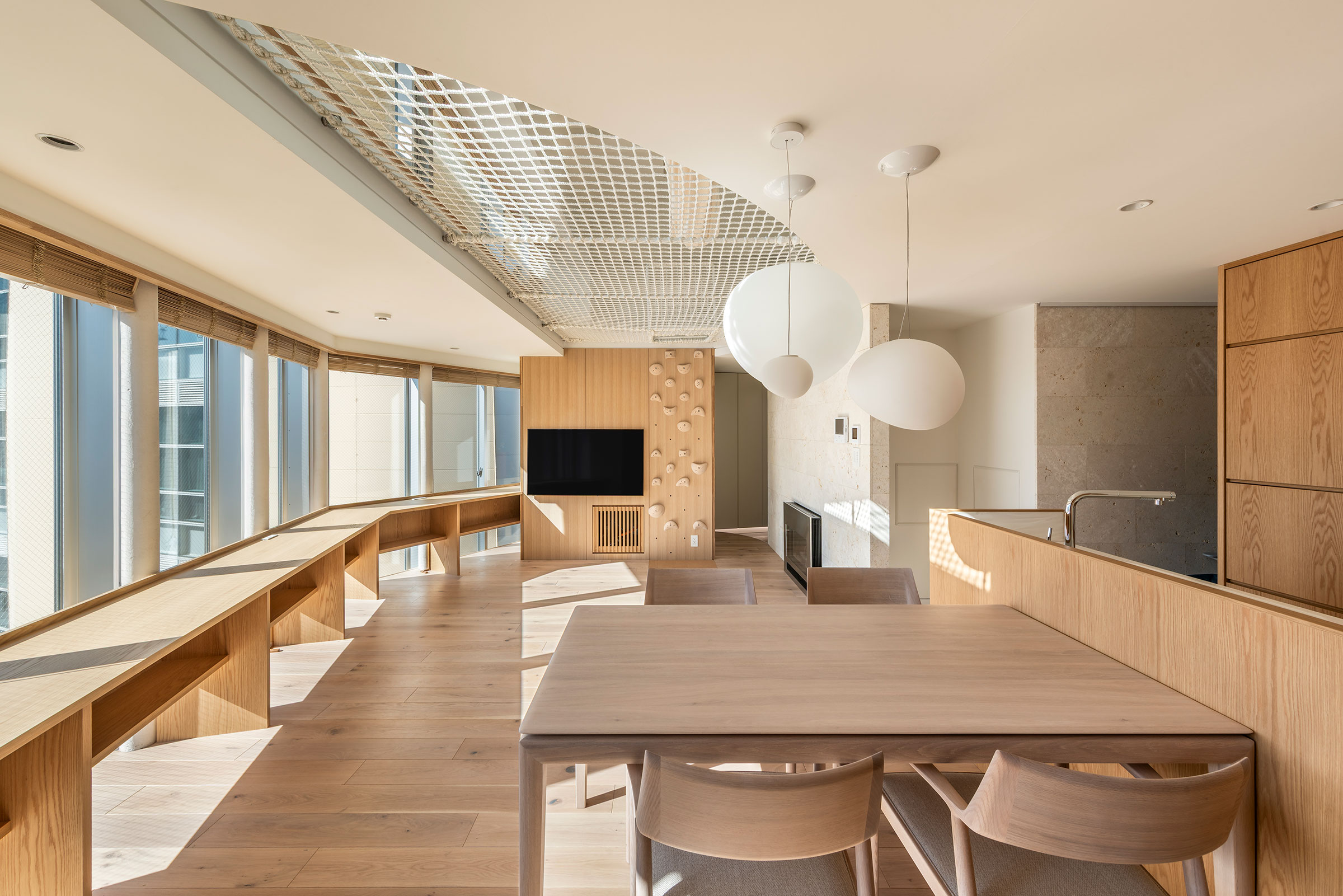 8樓住宅區域,自餐廳望向客廳 ©Tororo Studio 中村 Mayu