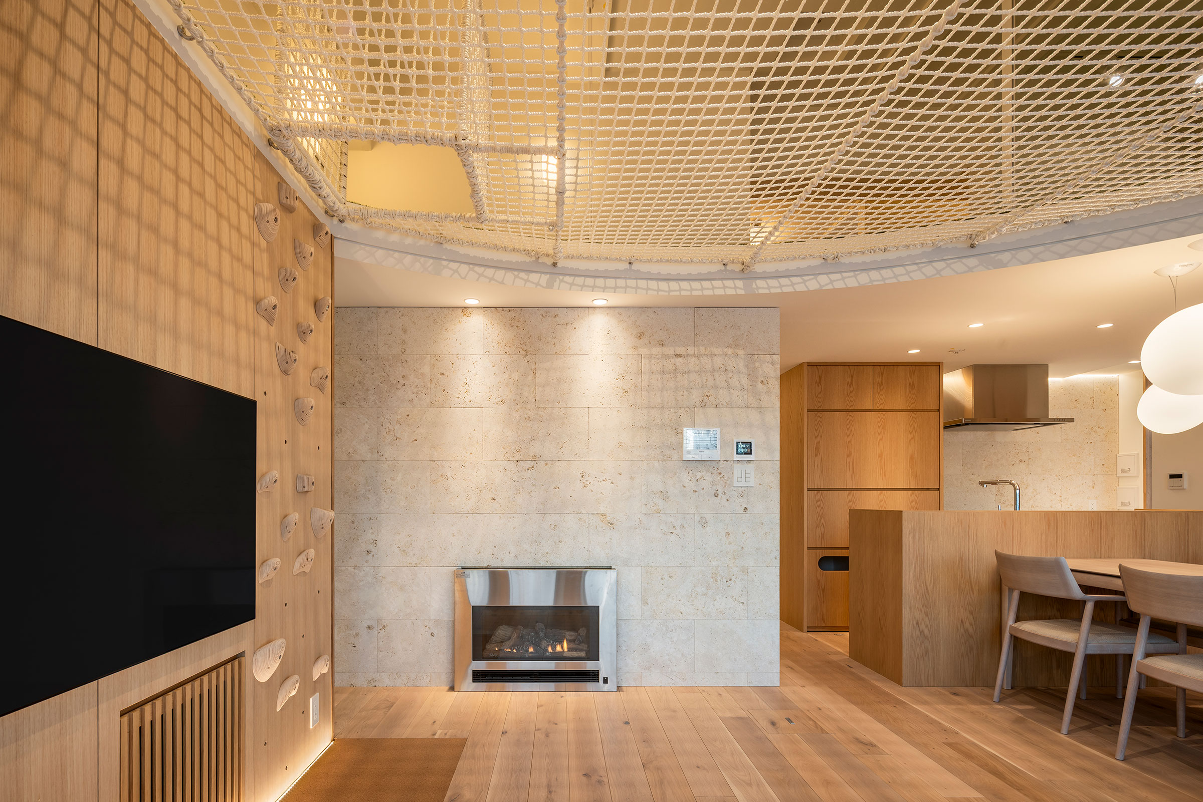 8樓住宅區域,正面為客廳,右前方為餐廳,右後方為廚房 ©Tororo Studio 中村 Mayu