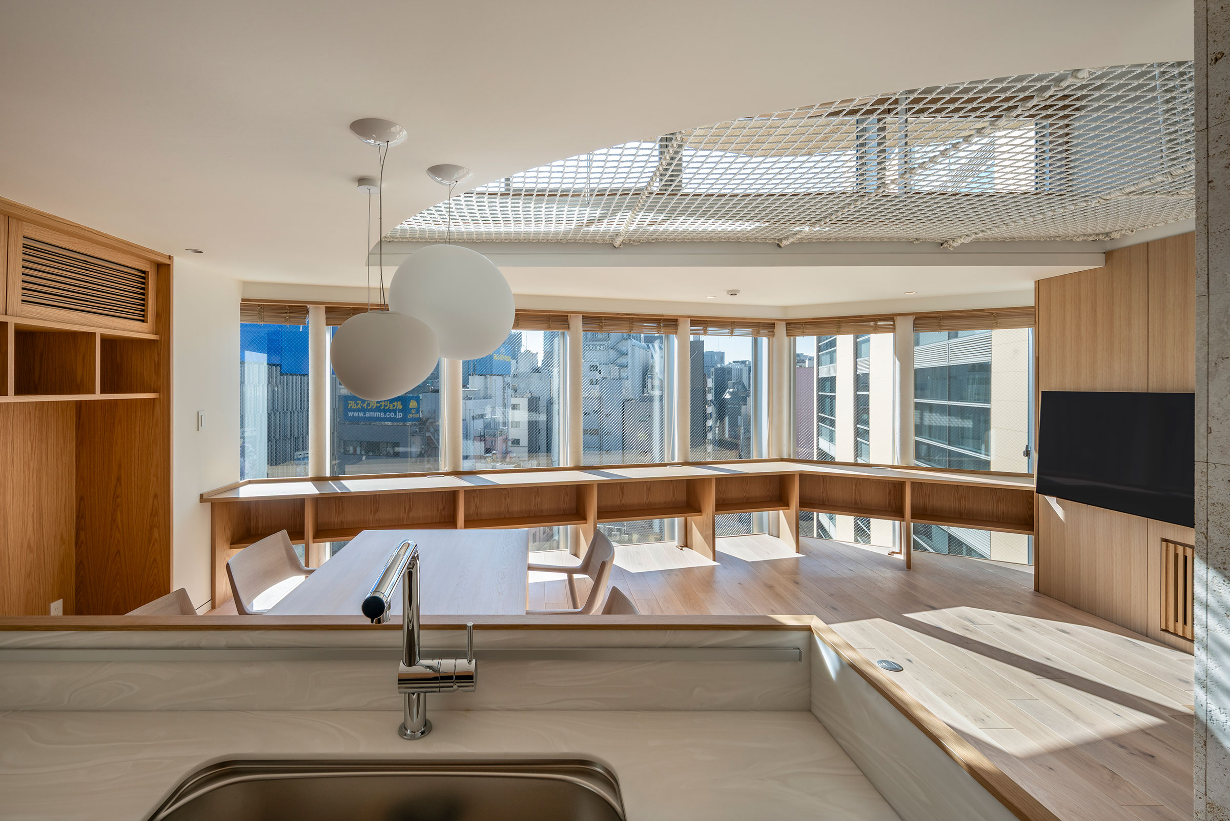 8樓住宅區域,自廚房望向餐廳與客廳 ©Tororo Studio 中村 Mayu