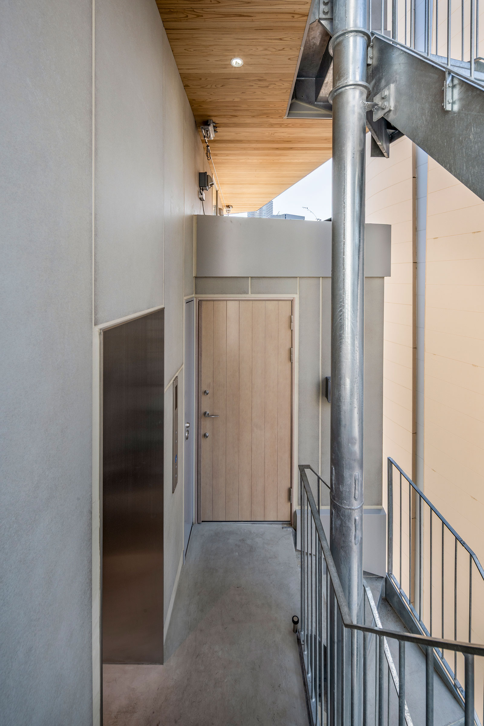 8樓住宅區域,自戶外階梯望向玄關入口門 ©Tororo Studio 中村 Mayu