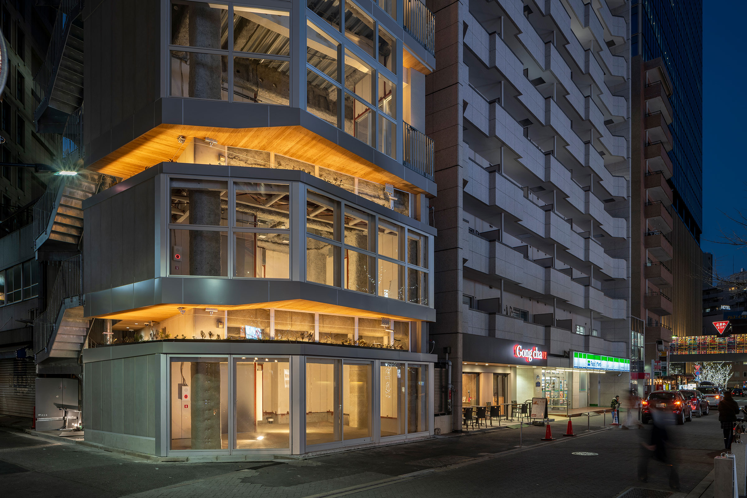 建築外觀,自南側觀察低樓層夜景©Tororo Studio 中村 Mayu