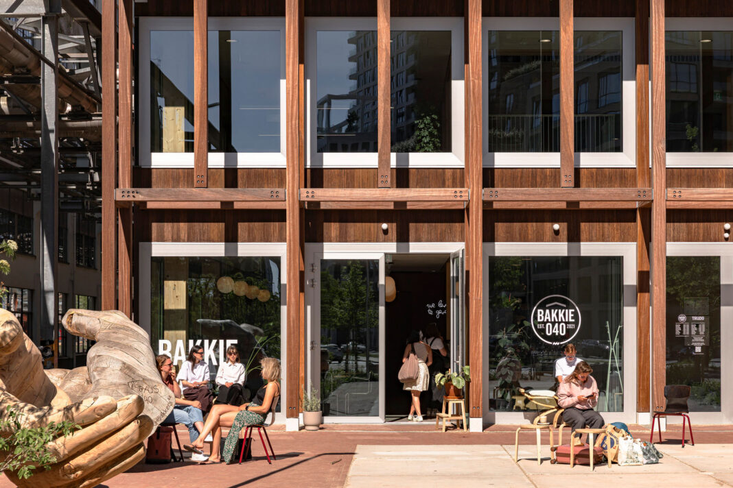 KAAN Architecten 在飛利浦舊廠區完成木構複合建築 Matchbox,22 公分木格柵賦予建築名稱與立面韻律,在荷蘭最重要的都市再生計畫裡樹立社會住宅的新標準 KAAN Architecten 在飛利浦舊廠區完成木構複合建築 Matchbox,22 公分木格柵賦予建築名稱與立面韻律,在荷蘭最重要的都市再生計畫裡樹立社會住宅的新標準