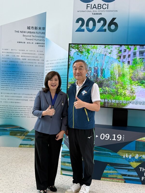 臺中市副市長黃國榮(右)表示，臺中的進步來自政府、建築師、建設業、產業界與學界長期共同投入，城市建設最終要回到市民生活品質的提升
