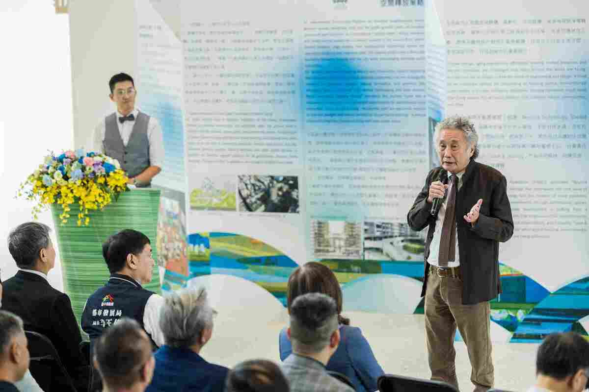 逢甲大學董事長高承恕於「城市新未來」特展開幕活動中致詞，分享建築、教育與城市共善的理念，現場貴賓齊聚，共同見證臺中建築與城市發展成果走向國際舞台