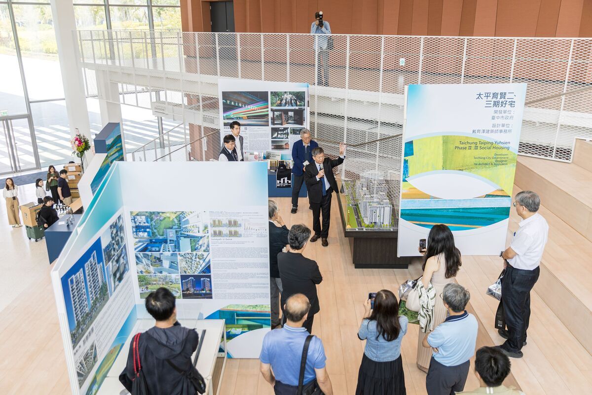 「城市新未來」特展現場，戴育澤建築師特別向與會貴賓介紹臺中代表性建築與社會住宅成果，透過模型與展板呈現太平育賢二期社會住宅等案例，展現臺中在宜居、永續與公共建設上的實踐成果