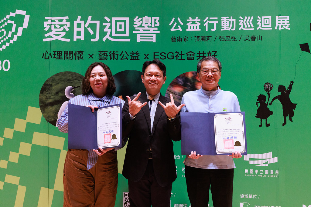 桃園市立圖書館館長施照輝支持公益贈書，讓閱讀與心理關懷持續陪伴桃園市民