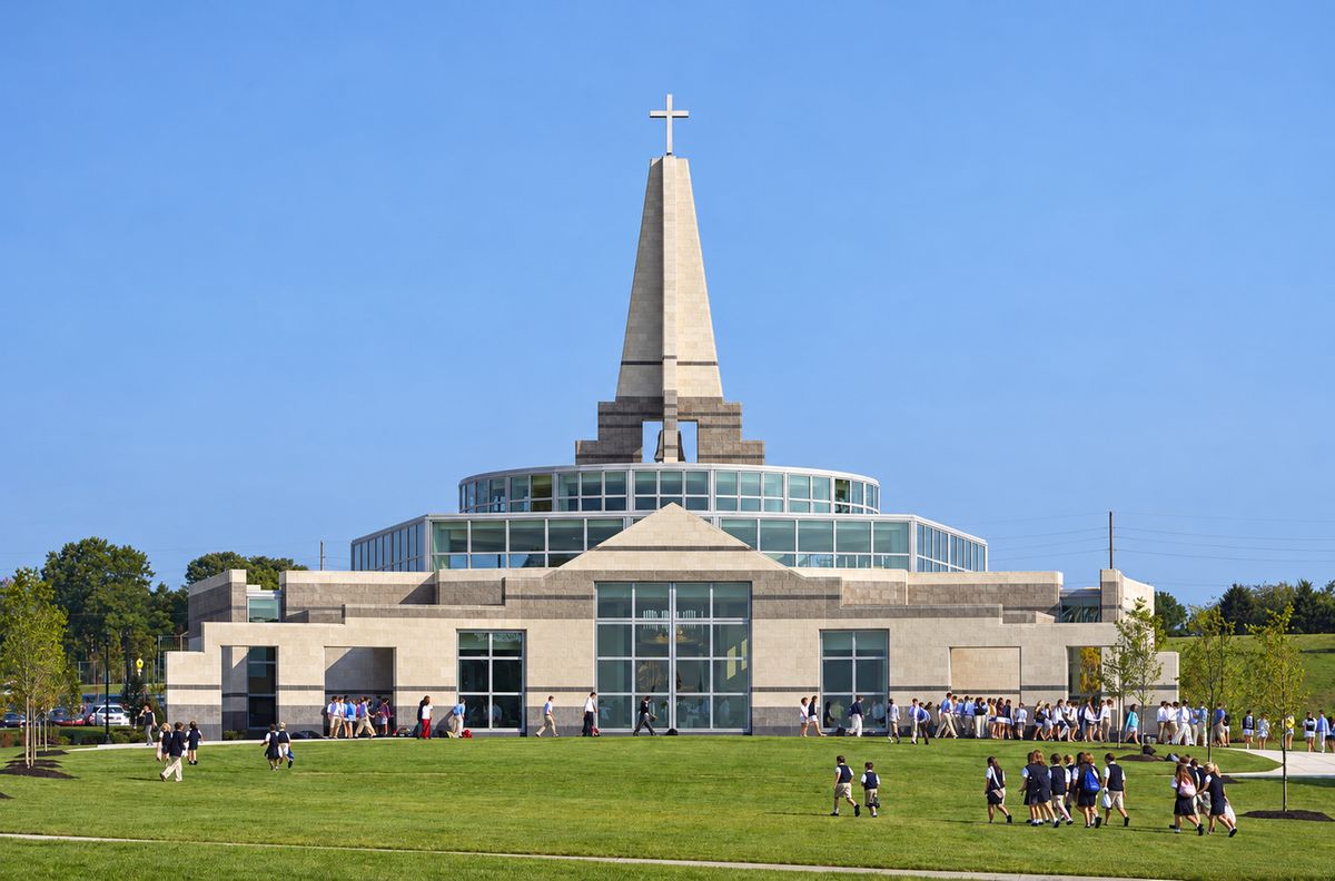位於美國賓夕法尼亞州紐敦斯代爾(Newtown Square)的聖公會學院教堂(Episcopal Academy Chapel),由著名的美國後現代主義建築師羅伯特·文丘里(Robert Venturi)與丹尼斯·斯科特·布朗(Denise Scott Brown)所屬事務所設計,於 2008 年正式竣工並啟用,風格結合了現代幾何線條與傳統宗教符號,中央有一座高聳且帶有十字架的方尖碑式尖頂